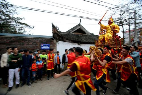 Kiệu Chúa được các chàng trai nâng lên, hạ xuống, xoay vòng quanh và chạy để dẹp đường cho kiệu Vua mang lại không khí cuốn hút cho lễ hội. Ảnh: An Thành Đạt