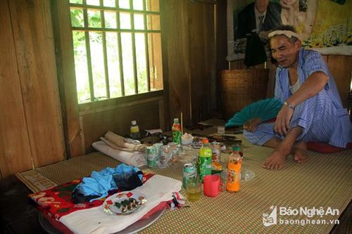 Thầy mo bên mâm cúng xin thêm vận may. Ảnh: Hữu Vi Thầy mo bên mâm cúng xin thêm vận may. Ảnh: Hữu Vi