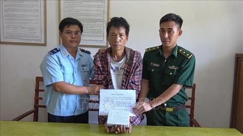 Đối tượng Lò Văn Sáng cùng tang vật tại cơ quan điều tra. Ảnh: TTXVN phát