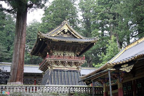 Nói đến Nikko, người hiểu lịch sử Nhật Bản liền nghĩ ngay đến Nikko Toshogu, một đền đài nguy nga nhất của xứ Phù Tang được UNESCO công nhận là di sản văn hoá thế giới vào năm 1999. Đường vào đền Nikko Toshogu vắt ngang con sông Daiya, với cây cầu Thần gỗ cong (Shin kyo) sơn son đẹp mắt, giống như cầu Thê Húc ở Hồ Gươm, Hà Nội. Đây là một trong 3 cây cầu đẹp nhất Nhật Bản. Nikko được ví như viên đá quý, bởi vẻ đẹp tự nhiên và vẻ đẹp kiến trúc Nhật Bản. Kiến trúc điện thờ vô cùng sắc sảo. Các nhà sử học ước lượng rằng để hoàn tất kiến trúc đền thờ Toshogu tốn khoảng 40 tỷ yen vào thời điểm ngày nay (8.547 tỷ đồng). Đền chùa Nikko là tên gọi chung của quần thể đền, chùa cổ nổi tiếng ở thành phố Nikko, tỉnh Tochigi. Dân địa phương thường gọi quần thể này là "hai đền một chùa", bởi quần thể gồm hai đền thờ Thần đạo Nikko Tosho-gu (đền Futarasan) và một ngôi chùa Phật giáo là chùa Rinno. 5 kiến trúc của đền Nikko Toshogu đã được Nhật Bản xếp vào hàng quốc bảo, và ba kiến trúc khác là tài sản văn hóa trọng yếu. Lăng mộ đền thờ của tướng quân Tokugawa được thiết kế tạo ra được một không gian rất trang nghiêm. Lối vào cổng chính rộng rãi, đường trải đá nhỏ màu xám, những rặng thông cao vút tạo ra một không gian uy nghi, thanh tịnh. Đại lộ những cây tuyết tùng được trồng xếp hàng dài ngay ngắn nằm ở hai bên vệ đường, được gọi là Sugi. Sau khi tướng quân Tokugawa Ieyasu chết năm 1616, Masatsuna Matsudaira đã xây dựng đền Nikko Toshogu, và ông bắt đầu trồng cây tuyết tùng Nhật Bản dọc theo con đường chính dẫn đến Nikko. Người ta ước tính có khoảng 200.000 cây tuyết tùng được trồng trong dịp này. Số lượng cây giảm đi rất nhiều và hiện nay chỉ còn 13.000 cây. Ðông Chiêu Cung - Toshogu - là tên gọi của đền thờ tướng quân Shogun Tokugawa Ieyasu - Ðức Xuyên Gia khang. Ông mất vào năm 1616 và con trai ông đã chọn Nikko làm nơi xây dựng đền thờ. Hơn 4 triệu người thợ làm trong trong 1 năm rưỡi để hoàn thiện cụm đền thờ có kiến trúc vô cùng sắc sảo này. Tổ hợp kiến trúc là điểm tuyệt vời trong số các tuyệt tác kiến trúc Nhật Bản thể hiện lối trang trí sang trọng và tinh tế. Kiến trúc đền thờ Toshogu để lại cho người sau cả một kho tàng về triết lý nhân sinh. Các hình ảnh khỉ đã được nhân cách hóa mô tả về đời sống con người. Một trong số đó có bức đặc biệt nhất khắc 3 chú khỉ, có tên từng chú khỉ là Kikazaru (bịt tai), Mizaru (bịt mắt) và Iwazaru (bịt miệng). Ba chú khỉ với vẻ mặt ngộ nghĩnh là hình tượng người Nhật Bản biểu đạt triết lý nhà Phật dạy rằng không nghe điều bậy, không nhìn điều bậy, không nói điều bậy. Bức khắc này của nghệ nhân Hidari Jingoro nổi tiếng từ thế kỉ 17. Hiện đền cũng là nơi những gia đình quyền quý tổ chức lễ thành hôn. Hàng năm đền thờ tướng quân Tokugawa - nơi được mệnh danh là ”Di Hòa Viên” của Nhật Bản, thu hút hàng trăm ngàn lượt khách du lịch.