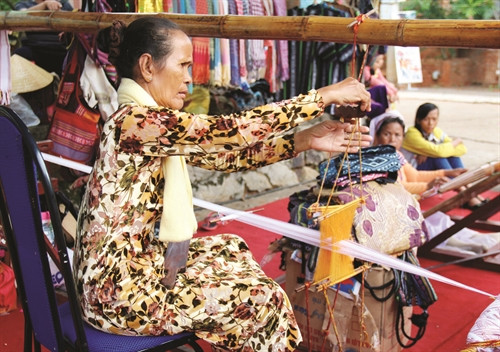 Nghệ nhân trình diễn dệt thổ cẩm Nghệ nhân trình diễn dệt thổ cẩm