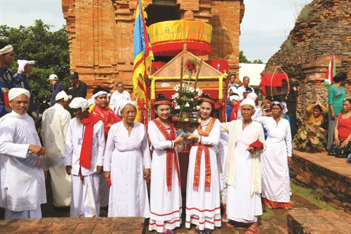 Trang phục Nữ thần Pô Sah Inư được rước lên tháp Pô Sah Inư Trang phục Nữ thần Pô Sah Inư được rước lên tháp Pô Sah Inư