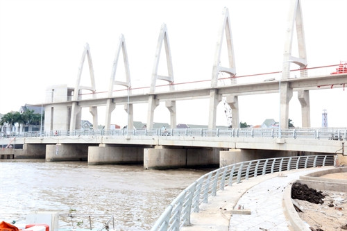 Cầu cống Sông Kiên là công trình kết hợp phục vụ sản xuất nông nghiệp và giao thông. Ảnh: Lê Sen- TTXVN Cầu cống Sông Kiên là công trình kết hợp phục vụ sản xuất nông nghiệp và giao thông. Ảnh: Lê Sen- TTXVN