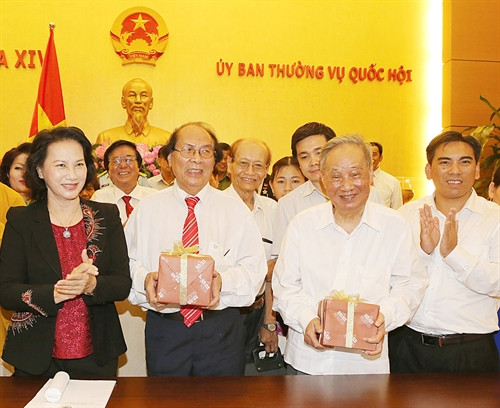 Chủ tịch Quốc hội Nguyễn Thị Kim Ngân tặng quà lưu niệm các đại biểu. Ảnh: Trọng Đức - TTXVN Chủ tịch Quốc hội Nguyễn Thị Kim Ngân tặng quà lưu niệm các đại biểu. Ảnh: Trọng Đức - TTXVN