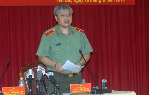 Thiếu tướng Đặng Trần Chiêu, Giám đốc Công an tỉnh Yên Bái phát biểu tại buổi họp báo. Ảnh: Thế Duyệt – TTXVN