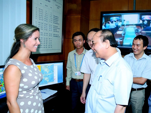 Thủ tướng Nguyễn Xuân Phúc với chuyên gia người Anh tại Trung tâm Dự báo Khí tượng Thủy văn Trung ương. Ảnh: Thống Nhất-TTXVN