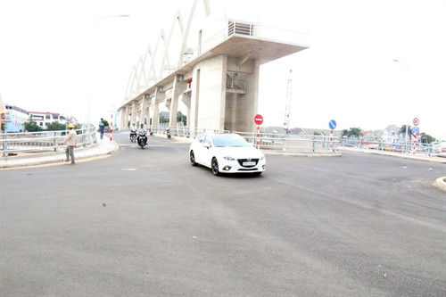 Các phương tiện lưu thông qua cầu cống Sông Kiên, sáng 18/8. Ảnh: Lê Sen- TTXVN Các phương tiện lưu thông qua cầu cống Sông Kiên, sáng 18/8. Ảnh: Lê Sen- TTXVN