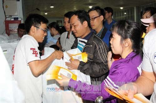 Đêm 25 rạng sáng 26/1/2017, tại Ga Sài Gòn, lãnh đạo Thành phố Hồ Chí Minh tặng quà và tiễn công nhân về quê đón Tết Đinh Dậu năm 2017. Ảnh: Thanh Vũ-TTXVN Đêm 25 rạng sáng 26/1/2017, tại Ga Sài Gòn, lãnh đạo Thành phố Hồ Chí Minh tặng quà và tiễn công nhân về quê đón Tết Đinh Dậu năm 2017. Ảnh: Thanh Vũ-TTXVN