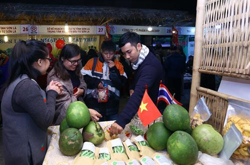 Khách tham quan và mua sắm tại hội chợ trong tối khai mạc. Ảnh: Quang Quyết - TTXVN Khách tham quan và mua sắm tại hội chợ trong tối khai mạc. Ảnh: Quang Quyết - TTXVN