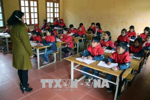 Học sinh của trường Phổ thông Dân tộc bán trú Trung học Cơ sở xã Chiềng Xuân được bố trí học bù buổi chiều sau nghỉ rét. Ảnh: Diệp Anh – TTXVN Học sinh của trường Phổ thông Dân tộc bán trú Trung học Cơ sở xã Chiềng Xuân được bố trí học bù buổi chiều sau nghỉ rét. Ảnh: Diệp Anh – TTXVN