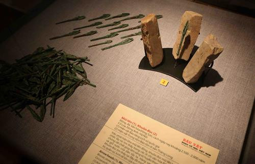 Du khách tham quan các báu vật được trưng bày. Ảnh: Thành Đạt – TTXVN Du khách tham quan các báu vật được trưng bày. Ảnh: Thành Đạt – TTXVN Các báu vật khảo cổ được trưng bày tại triển lãm. Ảnh: Thành Đạt – TTXVN Các báu vật khảo cổ được trưng bày tại triển lãm. Ảnh: Thành Đạt – TTXVN Các báu vật khảo cổ được trưng bày tại triển lãm. Ảnh: Thành Đạt – TTXVN