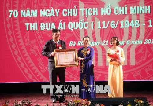 Đồng chí Trần Thị Hà, Thứ trưởng Bộ Nội vụ, Trưởng ban Thi đua khen thưởng Trung ương trao tặng Bằng khen của Thủ tướng Chính phủ cho tỉnh Bà Rịa-Vũng Tàu. Ảnh: Đoàn Mạnh Dương - TTXVN Đồng chí Trần Thị Hà, Thứ trưởng Bộ Nội vụ, Trưởng ban Thi đua khen thưởng Trung ương trao tặng Bằng khen của Thủ tướng Chính phủ cho tỉnh Bà Rịa-Vũng Tàu. Ảnh: Đoàn Mạnh Dương - TTXVN