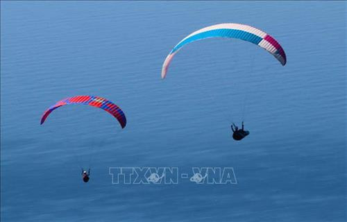 Vận động viên xuất phát lượn dù tại bãi bay trên bán đảo Sơn Trà (Đà Nẵng). Ảnh: Trần Lê Lâm - TTXVN Các vận động viên biểu diễn lượn dù sau khi xuất phát. Ảnh: Trần Lê Lâm - TTXVN Vận động viên nữ xuất phát lượn dù tại bãi bay trên bán đảo Sơn Trà (Đà Nẵng). Ảnh: Trần Lê Lâm - TTXVN Các vận động viên biểu diễn lượn dù sau khi xuất phát. Ảnh: Trần Lê Lâm - TTXVN Tham giai giải có 80 vận động viên nam, nữ đến các câu lạc bộ dù lượn của các tỉnh, thành phố trong cả nước và đoàn dù lượn của Lào. Vận động viên xuất phát lượn dù tại bãi bay trên bán đảo Sơn Trà (Đà Nẵng). Ảnh: Trần Lê Lâm - TTXVN Các vận động viên biểu diễn lượn dù sau khi xuất phát. Ảnh: Trần Lê Lâm - TTXVN Vận động viên nữ xuất phát lượn dù tại bãi bay trên bán đảo Sơn Trà (Đà Nẵng). Ảnh: Trần Lê Lâm - TTXVN Các vận động viên biểu diễn lượn dù sau khi xuất phát. Ảnh: Trần Lê Lâm - TTXVN Tham giai giải có 80 vận động viên nam, nữ đến các câu lạc bộ dù lượn của các tỉnh, thành phố trong cả nước và đoàn dù lượn của Lào.