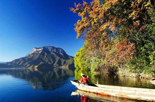 Trên dãy Himalaya, người Mosuo sống ở rìa hồ Luga xanh tươi thuộc huyện tự trị Ninh Lạng, Trung Quốc. Vùng đất này được ví như Tây Lương Nữ Quốc trong tác phẩm Tây Du Ký. Đây là một trong số ít những xã hội mẫu hệ cuối cùng. Phụ nữ trong bộ tộc vẫn duy trì phong tục tự chọn và thay đổi đối tác theo mong muốn. Người phụ nữ ở đây nắm giữ sức mạnh về cả tinh thần và thể chất. Tuy nhiên, trong 20 năm trở lại đây, văn hóa của bộ tộc này dần bị mai một. Du khách đổ về đây để được khám phá văn hóa có một không hai này. Như nhiều cộng đồng thiểu số khác, cơ hội kiếm tiền từ du lịch luôn có giá kèm theo. Nhiếp ảnh gia Karolin Klüppel, người ghi lại hình ảnh hiếm hoi về vương quốc kỳ lạ này, cho biết: “Điều này gây mâu thuẫn trong nhiều gia đình. Cuộc sống trở nên dễ thở hơn khi có lợi nhuận từ du lịch, nhưng họ cũng thấy buồn bã trước những đổi thay”. Nơi này ngày càng có nhiều hoạt động thu hút du khách nhờ phong cảnh thiên nhiên tuyệt đẹp và nền văn hóa độc đáo. Tuy nhiên, nhiều người đã lấy người ngoài tộc và chuyển về các thành phố lớn hơn để tìm việc làm. Giờ đây, phụ nữ lớn tuổi là người gìn giữ văn hóa của tộc Mosou. Họ khỏe mạnh, uyên bác và đầy lòng tự trọng. Sức mạnh và sự kiên định của họ giống như dãy Himalaya nơi họ sống. Theo Klüppel, những người cao tuổi ở đây hài hước và năng động. Cô cho biết: “Tôi thấy một phụ nữ 80 tuổi bê những thứ tôi còn chẳng nhấc nổi. Họ rất khỏe. Tôi nhận ra sức khỏe phụ thuộc vào cách bạn làm việc - họ còn khỏe hơn đàn ông”. Theo truyền thống, các đối tác hay "chồng" của họ chỉ tới thăm vào ban đêm và không có vai trò gì trong việc nuôi dưỡng con cái. Con cái ở với gia đình người mẹ cả đời, và người phụ nữ là chủ gia đình. Với người Mosuo, điều quan trọng nhất là tình yêu và đam mê. Nếu không còn yêu nhau, họ chấm dứt mối quan hệ một cách nhẹ nhàng.