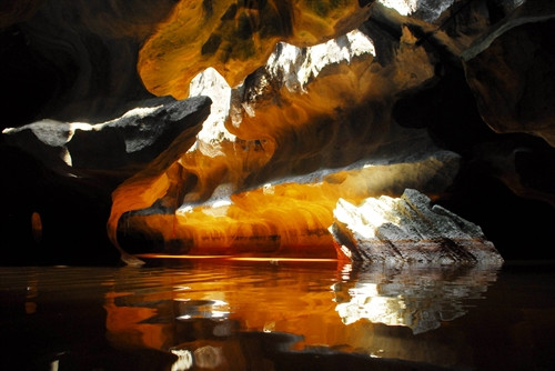 Bên trong hang động Sơn Trà có những mạch nước ngầm.