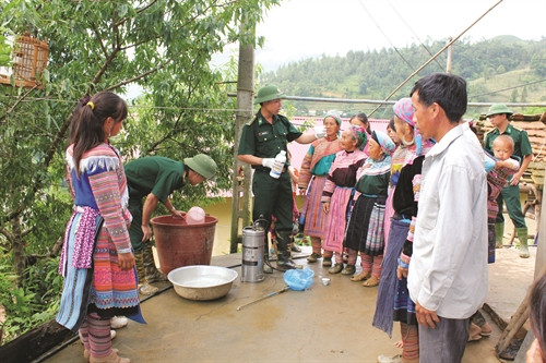Hướng dẫn đồng bào kỹ thuật pha thuốc khử trùng lấy nước sinh hoạt