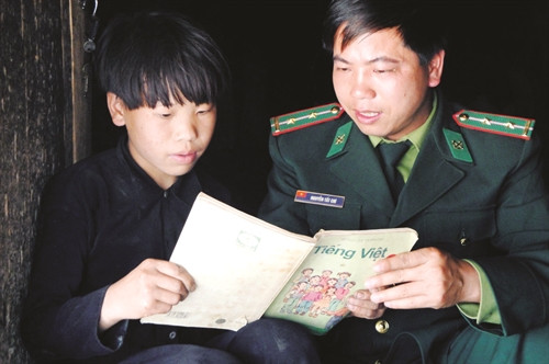 “Thầy giáo quân hàm xanh” mang “cái chữ” đến với con em đồng bào