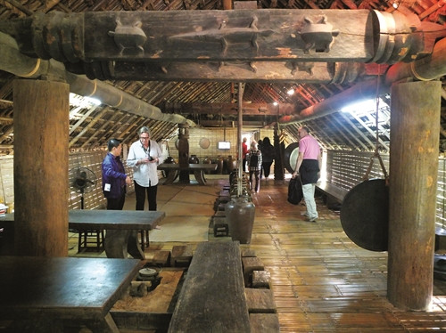 Nhà dài thể hiện đậm nét nghệ thuật điêu khắc của người Ê-đê