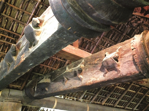 Các họa tiết trong kiến trúc của người Ê-đê đều là những hình ảnh quen thuộc trong đời sống như: hình mặt trời, hoa, lá, các con vật...