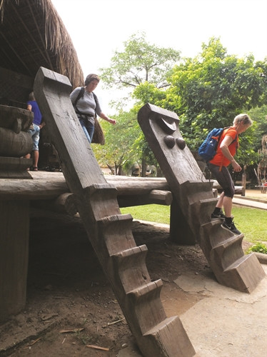 Cầu thang nhà dài của người Ê-đê với những hoa văn được đẽo bằng tay