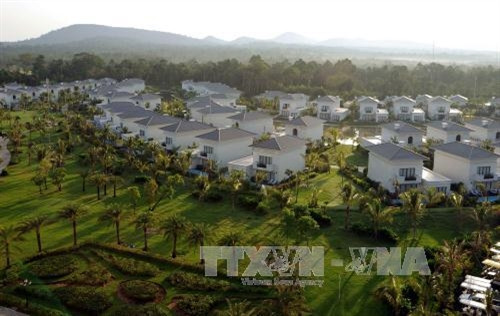 Khu liên hợp nghỉ dưỡng – giải trí Vinpearl Phú Quốc thuộc Tập đoàn Vingroup có tổng diện tích trên 300ha; quần thể nghỉ dưỡng – giải trí 5 sao theo tiêu chuẩn quốc tế đầu tiên và quy mô lớn nhất trên đảo. Ảnh: An Hiếu – TTXVN. Khu liên hợp nghỉ dưỡng – giải trí Vinpearl Phú Quốc thuộc Tập đoàn Vingroup có tổng diện tích trên 300ha; quần thể nghỉ dưỡng – giải trí 5 sao theo tiêu chuẩn quốc tế đầu tiên và quy mô lớn nhất trên đảo. Ảnh: An Hiếu – TTXVN.