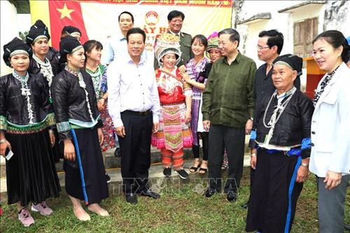 Bộ trưởng Bộ Công an Tô Lâm và Phó Chủ tịch Ủy ban Trung ương Mặt trận Tổ quốc Việt Nam Trương Thị Ngọc Ánh trò chuyện với bà con nhân dân thôn Vĩnh Sơn. Ảnh: Minh Tâm-TTXVN Bộ trưởng Bộ Công an Tô Lâm và Phó Chủ tịch Ủy ban Trung ương Mặt trận Tổ quốc Việt Nam Trương Thị Ngọc Ánh trò chuyện với bà con nhân dân thôn Vĩnh Sơn. Ảnh: Minh Tâm-TTXVN