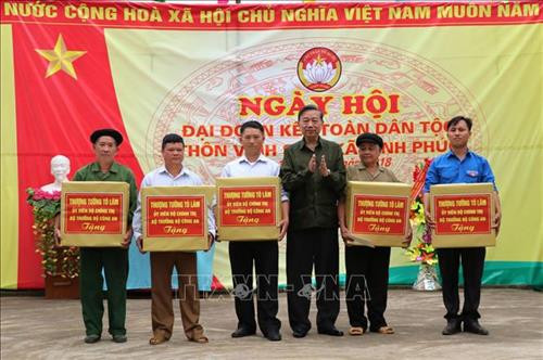 Bộ trưởng Bộ Công an Tô Lâm trao tặng quà các hộ gia đình tiêu biểu, gia đình chính sách trên địa bàn thôn Vĩnh Sơn, xã Vĩnh Phúc. Ảnh: Minh Tâm-TTXVN Bộ trưởng Bộ Công an Tô Lâm trao tặng quà các hộ gia đình tiêu biểu, gia đình chính sách trên địa bàn thôn Vĩnh Sơn, xã Vĩnh Phúc. Ảnh: Minh Tâm-TTXVN