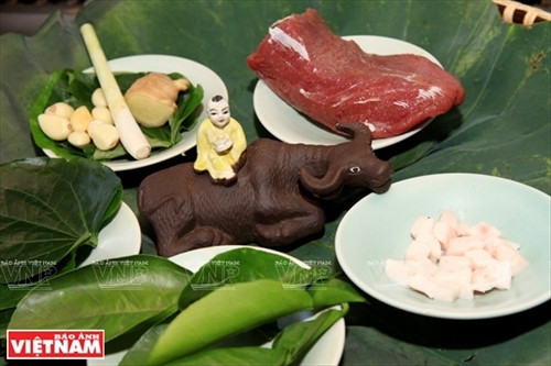 Nguyên liệu thịt trâu, mỡ phần, lá bưởi cùng các gia vị. Nguyên liệu thịt trâu, mỡ phần, lá bưởi cùng các gia vị.