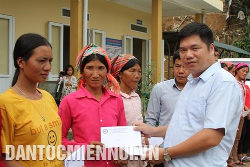 Chủ tịch Công đoàn Viện Sức khỏe Tâm thần - Bệnh viện Bạch Mai Đặng Thanh Tùng trao quà cho đồng bào dân tộc thiểu số nghèo ở xã Thu Lũm (Mường Tè). Ảnh: Hoàng Bách Ngày từ sáng sớm, đồng bào từ khắp các thôn bản đã tập trung tại Trạm y tế xã Thu Lũm, huyện Mường Tè để chờ các y, bác sĩ Viện Sức khỏe Tâm thần - Bệnh viện Bạch Mai khám sức khỏe, phát thuốc miễn phí. Ảnh: Hoàng Bách Đồng bào các dân tộc: Hà Nhì, Dao… ở xã Thu Lũm, huyện Mường Tè đã được các y, bác sĩ Viện Sức khỏe Tâm thần - Bệnh viện Bạch Mai khám sức khỏe tổng quát, tư vấn các kiến thức về tăng cường sức khỏe, phòng chống một số bệnh phổ biến. Ảnh: Hoàng Bách
