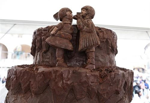 Bức tượng điêu khắc mô tả tình yêu ngọt ngào được chế tác từ socola Bức tượng điêu khắc mô tả tình yêu ngọt ngào được chế tác từ socola