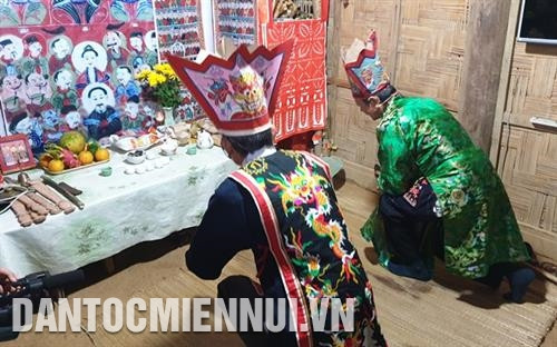 Thầy cúng thỉnh mời các vị thần và tổ tiên về thụ hưởng lễ vật và chứng giám lòng thành của con cháu. Ảnh: Hoàng Hải Thầy cúng thỉnh mời các vị thần và tổ tiên về thụ hưởng lễ vật và chứng giám lòng thành của con cháu. Ảnh: Hoàng Hải