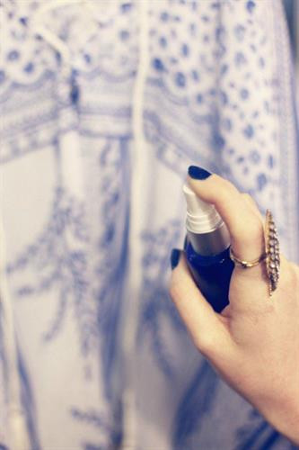 Hỗn hợp giấm và nước giúp là thẳng các vết nhăn trên quần áo Hỗn hợp giấm và nước giúp là thẳng các vết nhăn trên quần áo