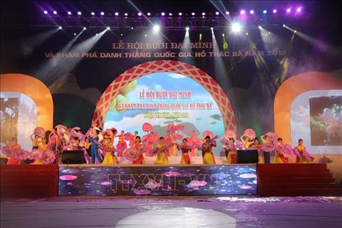 Các đại biểu tham quan các gian trưng bày bưởi Đại Minh tại Lễ hội. Ảnh: Việt Dũng - TTXVN Các đại biểu tham quan các gian trưng bày bưởi Đại Minh tại Lễ hội. Ảnh: Việt Dũng - TTXVN