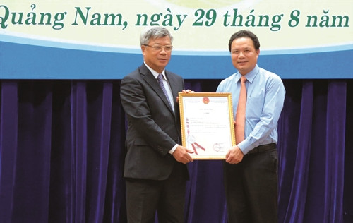 Đại diện Bộ Khoa học và Công nghệ trao Giấy chứng nhận chỉ dẫn địa lý sâm “Ngọc Linh” cho sản phẩm sâm củ Quảng Nam Đại diện Bộ Khoa học và Công nghệ trao Giấy chứng nhận chỉ dẫn địa lý sâm “Ngọc Linh” cho sản phẩm sâm củ Quảng Nam