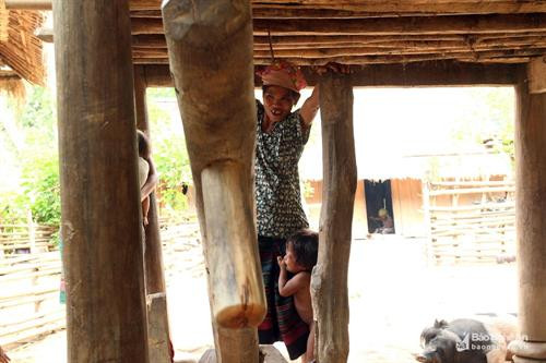 Việc giã gạo bằng cối rất vất vả, song nó là một nét trong sinh hoạt truyền thống đã được lưu giữ hàng trăm năm. Ảnh: Đào Thọ Chày, cối giã gạo luôn được làm từ các loại gỗ tốt, có tuổi thọ cao, truyền từ đời này sang đời khác trong các gia đình người vùng cao. Ảnh: Đào Thọ Chiếc cối tròn miệng rộng này là hình ảnh quen thuộc, dễ dàng bắt gặp dưới nhà sàn của đồng bào dân tộc miền Tây xứ Nghệ hiện nay. Ảnh: Hồ Phương Người Thái Nghệ An có tập tục giã gạo trong luống. Ảnh: Đào Thọ Luống được đẽo hình thuôn dài, kích thước lớn hơn cối rất nhiều. Ảnh: Đào Thọ Nhiều nhịp chày cùng giã gạo trên những chiếc luống nhuốm màu thời gian của gia đình người Thái. Ảnh: Đào Thọ Giã gạo bằng tay là truyền thống lao động vẫn được bảo tồn đến tận ngày nay. Ảnh: Hồ Phương Không chỉ là dụng cụ để sản xuất, luống còn trở thành một dụng cụ trong sinh hoạt văn nghệ dịp lễ hội, sự kiện văn hóa khác. Ảnh: Đào Thọ