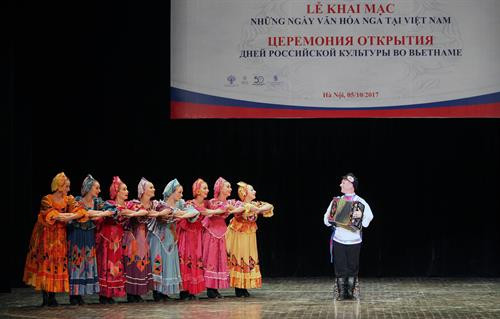 Màn biểu diễn chào mừng của đoàn múa Nghệ thuật Hàn lâm Quốc gia Beryozka (Liên bang Nga). Ảnh: Quốc Khánh - TTXVN Màn biểu diễn chào mừng của đoàn múa Nghệ thuật Hàn lâm Quốc gia Beryozka (Liên bang Nga). Ảnh: Quốc Khánh - TTXVN