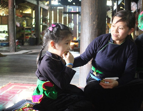 Khi thức dậy, việc đầu tiên trong ngày Tết Đoan Ngọ của đồng bào dân tộc Tày là “diệt sâu bọ”, bằng việc ăn các loại quả như mận, đào, dưa hấu.. và uống 1 chút rượu.. Diệt sâu bọ xong, các thành viên trong gia đình bắt đầu nấu ăn, chuẩn bị đồ lễ dâng cúng tổ tiên. Rất nhiều món ăn đặc sản bản địa được đồng bào Tày chuẩn bị trong ngày Tết Đoan ngọ. Lễ cúng tổ tiên do một bậc cao niên trong gia đình làm lễ. Trẻ em dân tộc Tày cũng dậy từ rất sớm và ăn quả để diệt sâu bọ. Tết Đoan ngọ còn là dịp để các thành viên trong gia đình đoàn tụ, cùng nhau nói chuyện vui vẻ, chúc cho nhau gặp những điều tốt lành trong cuộc sống.