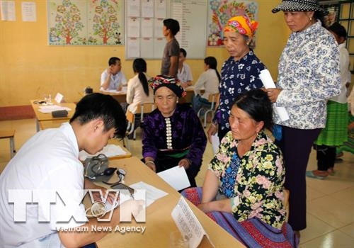 Khám miễn phí cho người dân. Ảnh: Diệp Anh - TTXVN