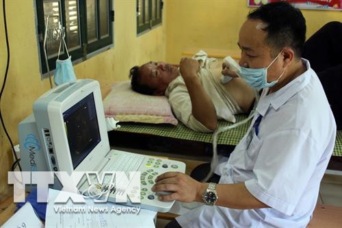 Khám miễn phí cho người dân. Ảnh: Diệp Anh - TTXVN