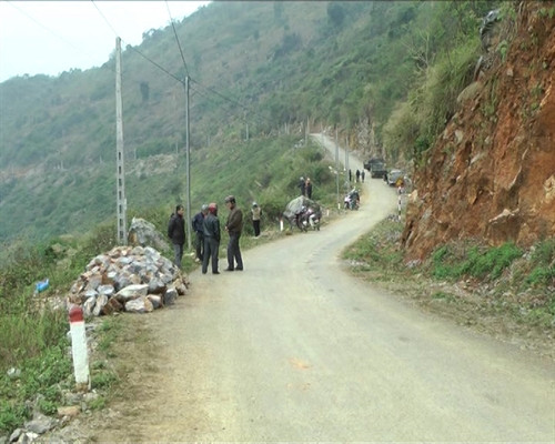 Địa điển chiếc ô tô rơi xuống vưc sâu là một khúc đường quanh co. Ảnh: TTXVN Địa điển chiếc ô tô rơi xuống vưc sâu là một khúc đường quanh co. Ảnh: TTXVN