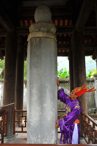 Trụ đá kinh Phật chùa Nhất Trụ cao hơn 4m, thân cột hình bát giác khắc các chữ "Đệ tử Thăng Bình Hoàng đế tả tạo" (Hoàng đế Thăng Bình tức vua Lê Hoàn). Trụ đá kinh Phật chùa Nhất Trụ cao hơn 4m, thân cột hình bát giác khắc các chữ "Đệ tử Thăng Bình Hoàng đế tả tạo" (Hoàng đế Thăng Bình tức vua Lê Hoàn).