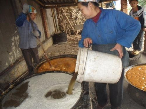 Nước mía sau khi ép được đổ vào chảo lớn để nấu Nước mía được nấu cho đến khi thành đường Đổ đường từ chảo vào khuôn. Sau khi đổ xuống khuôn, người làm đường phên phải quét đi, quét lại để bề mặt đường trong khuôn được phẳng. Thành phẩm đường phên Nước mía sau khi ép được đổ vào chảo lớn để nấu Nước mía được nấu cho đến khi thành đường Đổ đường từ chảo vào khuôn. Sau khi đổ xuống khuôn, người làm đường phên phải quét đi, quét lại để bề mặt đường trong khuôn được phẳng. Thành phẩm đường phên