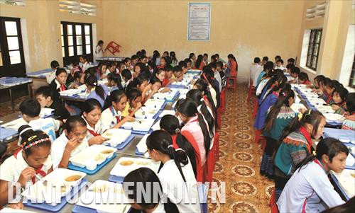 Việc tổ chức tốt bữa ăn tập thể đã góp phần nâng cao chất lượng bữa ăn cho học sinh là con em đồng bào dân tộc ở huyện Mường Khương