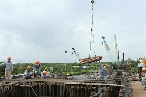 Một số hình ảnh xây dựng cầu Hòa Trung- một trong những cầu cuối cùng thông mạch đường Hồ Chí Minh ảnh 7