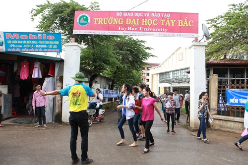 Thí sinh tại cụm thi trường Đại học Tây Bắc (Sơn La) sau khi kết thúc bài thi. Ảnh: Lê Hữu Quyết - TTXVN Thí sinh tại cụm thi trường Đại học Tây Bắc (Sơn La) sau khi kết thúc bài thi. Ảnh: Lê Hữu Quyết - TTXVN