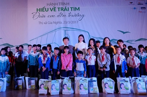 Tặng quà cho các em học sinh đồng bào dân tộc thiểu số. (Ngọc Minh - TTXVN). Tặng quà cho các em học sinh đồng bào dân tộc thiểu số. (Ngọc Minh - TTXVN).