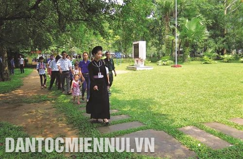 Du khách tham quan Khu di tích lịch sử Quốc gia đặc biệt Tân Trào. Ảnh: Phạm Yến