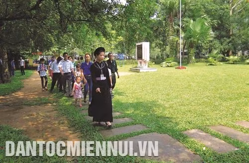 Du khách tham quan Khu di tích lịch sử Quốc gia đặc biệt Tân Trào. Ảnh: Phạm Yến