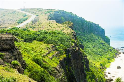 Núi Thới Lới với trầm tích núi lửa tạo nên nhiều cảnh quan kỳ thú độc nhất, vô nhị. Quảng Ngãi đang đứng trước cơ hội phát triển loại hình du lịch biển-đảo gắn với di sản địa chất độc đáo hiếm có ở Việt Nam. Ảnh: Minh Đức - TTXVN