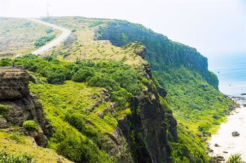 Núi Thới Lới với trầm tích núi lửa tạo nên nhiều cảnh quan kỳ thú độc nhất, vô nhị. Quảng Ngãi đang đứng trước cơ hội phát triển loại hình du lịch biển-đảo gắn với di sản địa chất độc đáo hiếm có ở Việt Nam. Ảnh: Minh Đức - TTXVN